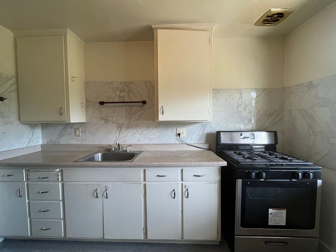 441 N Golden Gate Ave - Photo 3 of 8