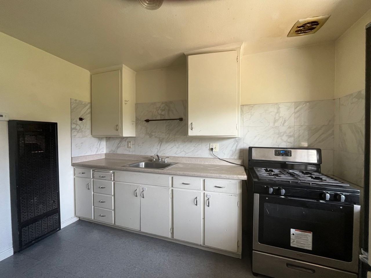 441 N Golden Gate Ave - Photo 4 of 8