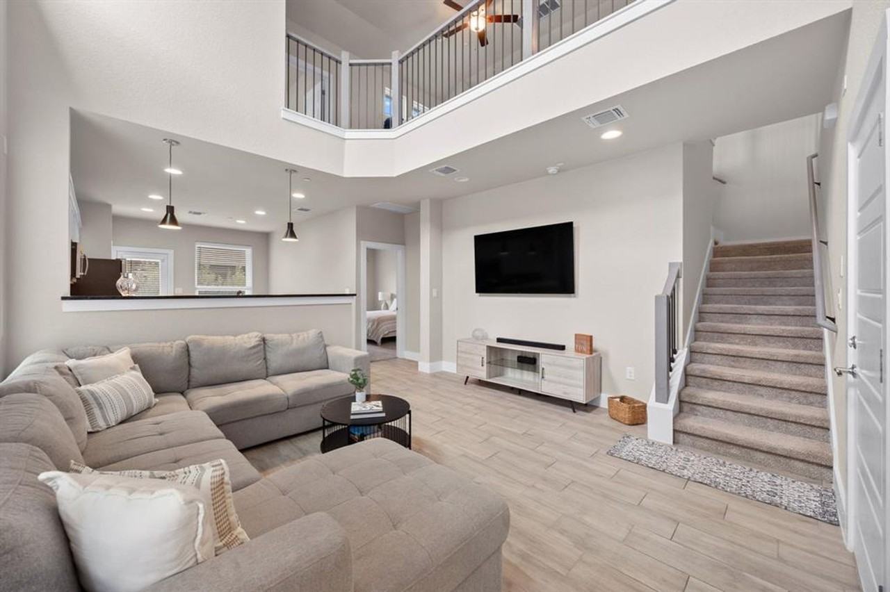 11315 Gadsen Ln - Photo 4 of 40