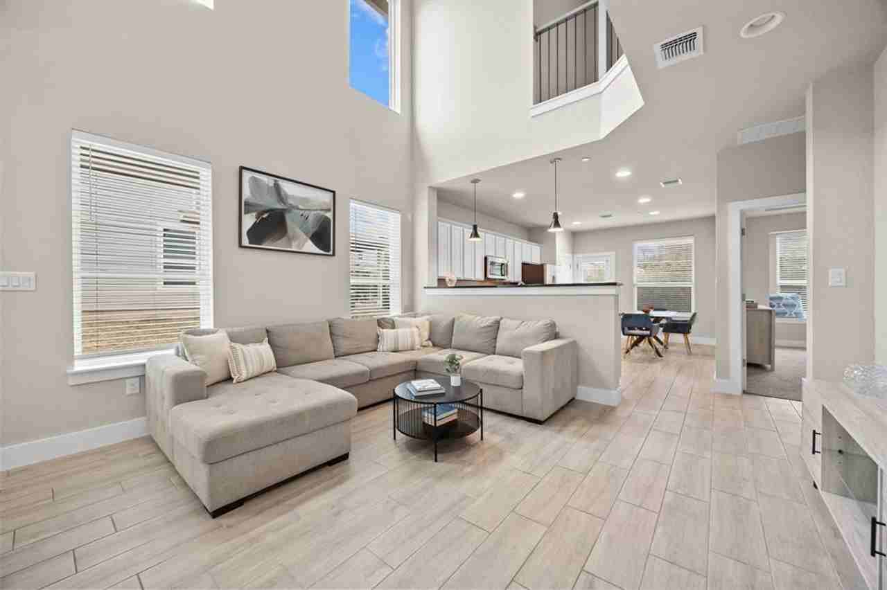 11315 Gadsen Ln - Photo 5 of 40