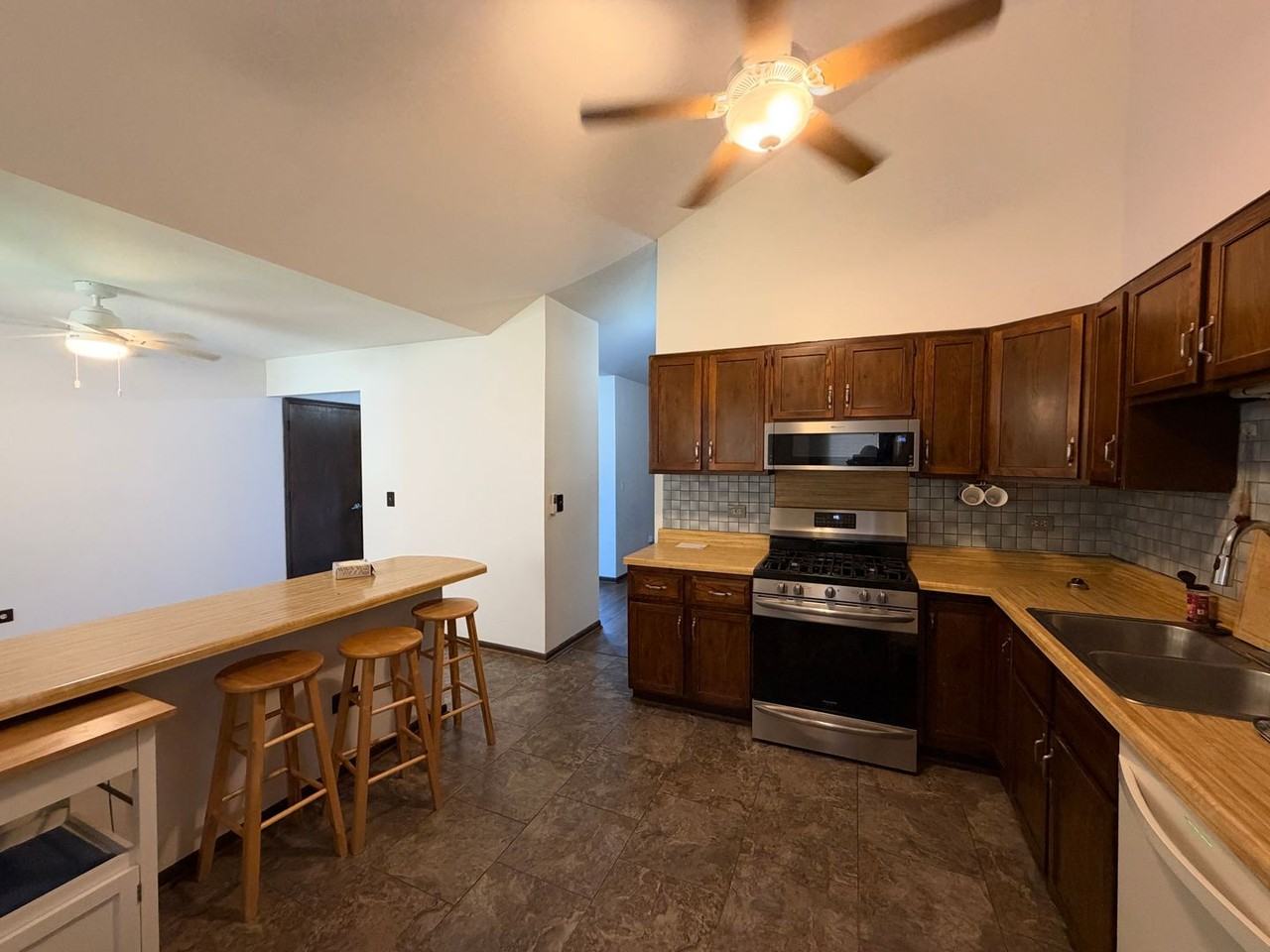 338 Belle Plaine Ave - Photo 7 of 47