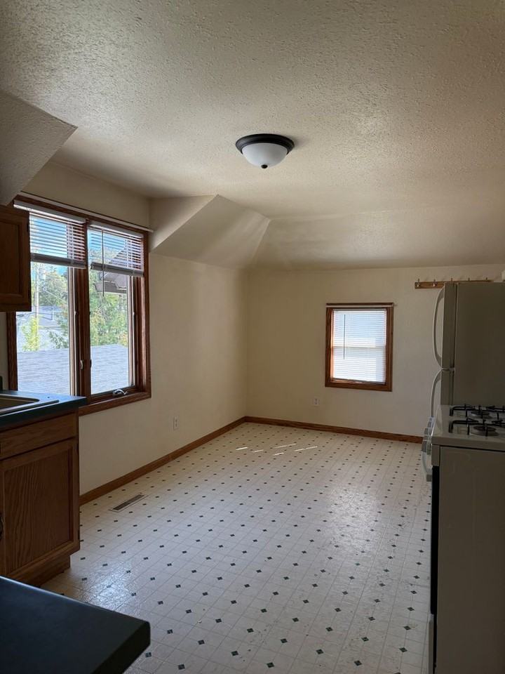 28 E 11th St - Photo 2 of 10