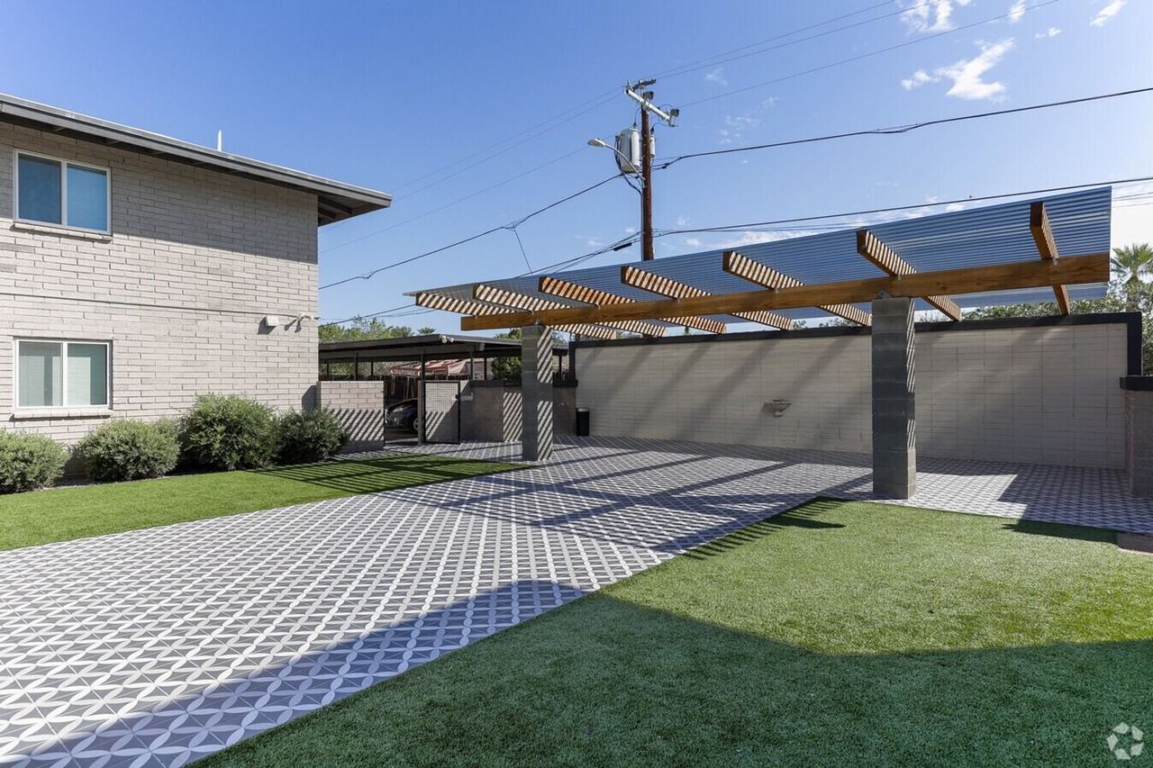 Discover your new home, prime Scottsdale location.  Ask about our amazing move in specials! - Photo 3 of 16