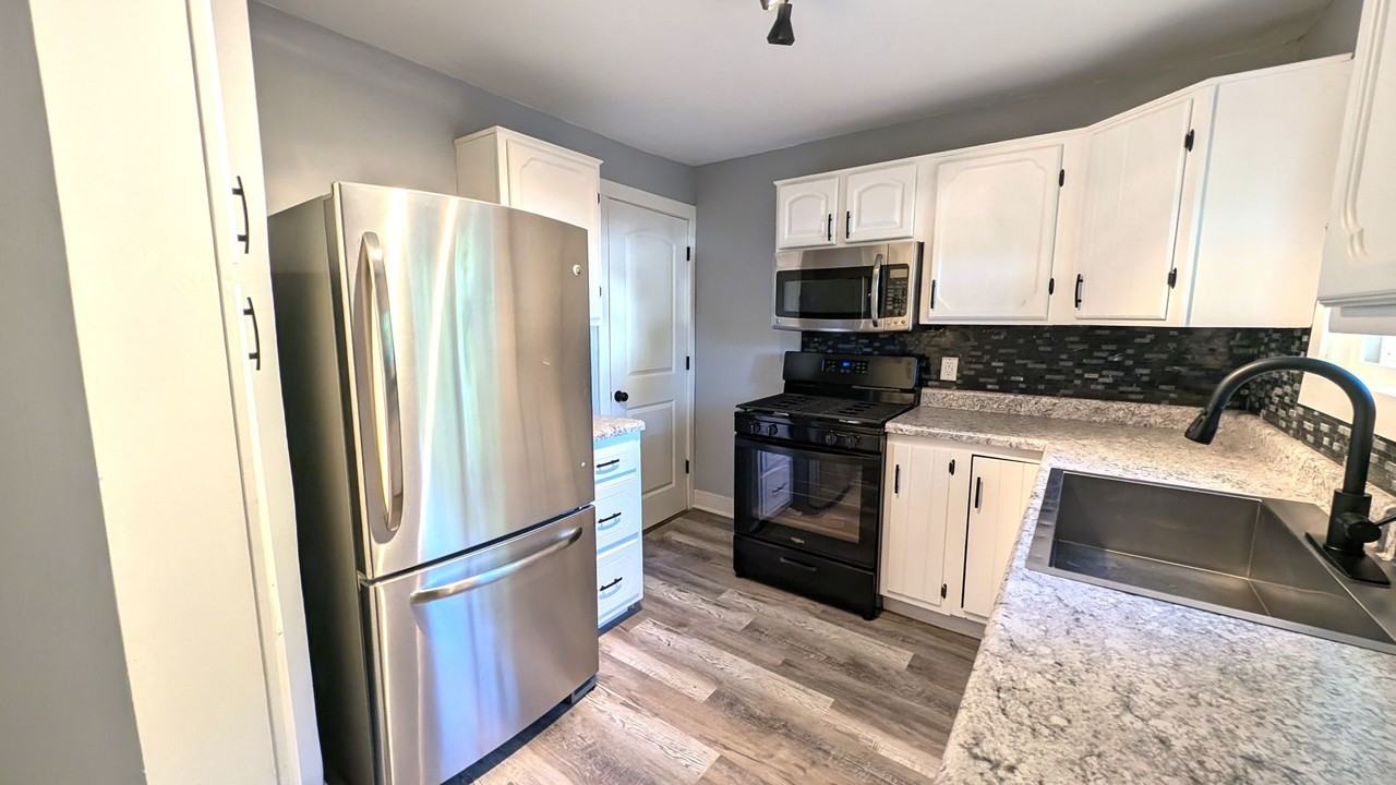 1135 Holt St - Photo 4 of 17