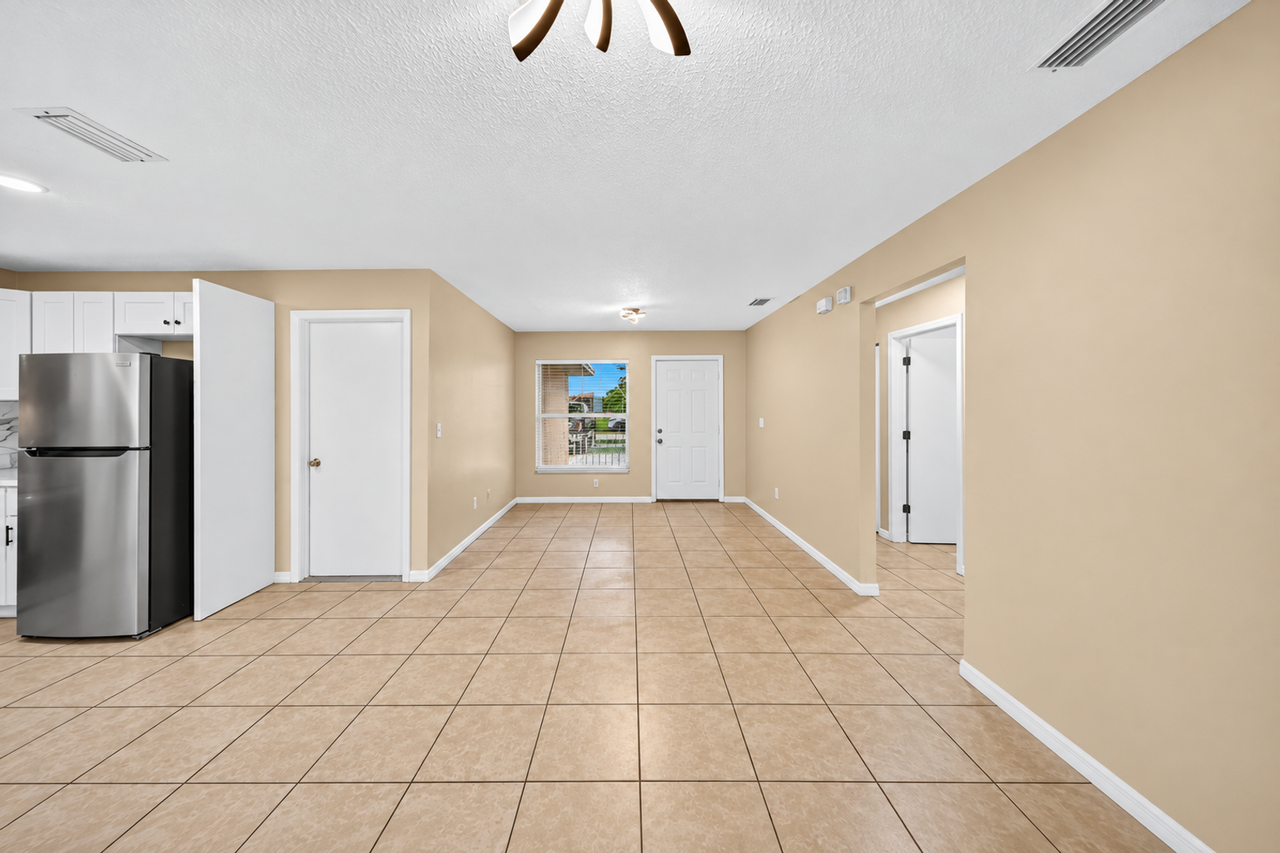 1121 Jarecki Ave - Photo 4 of 28