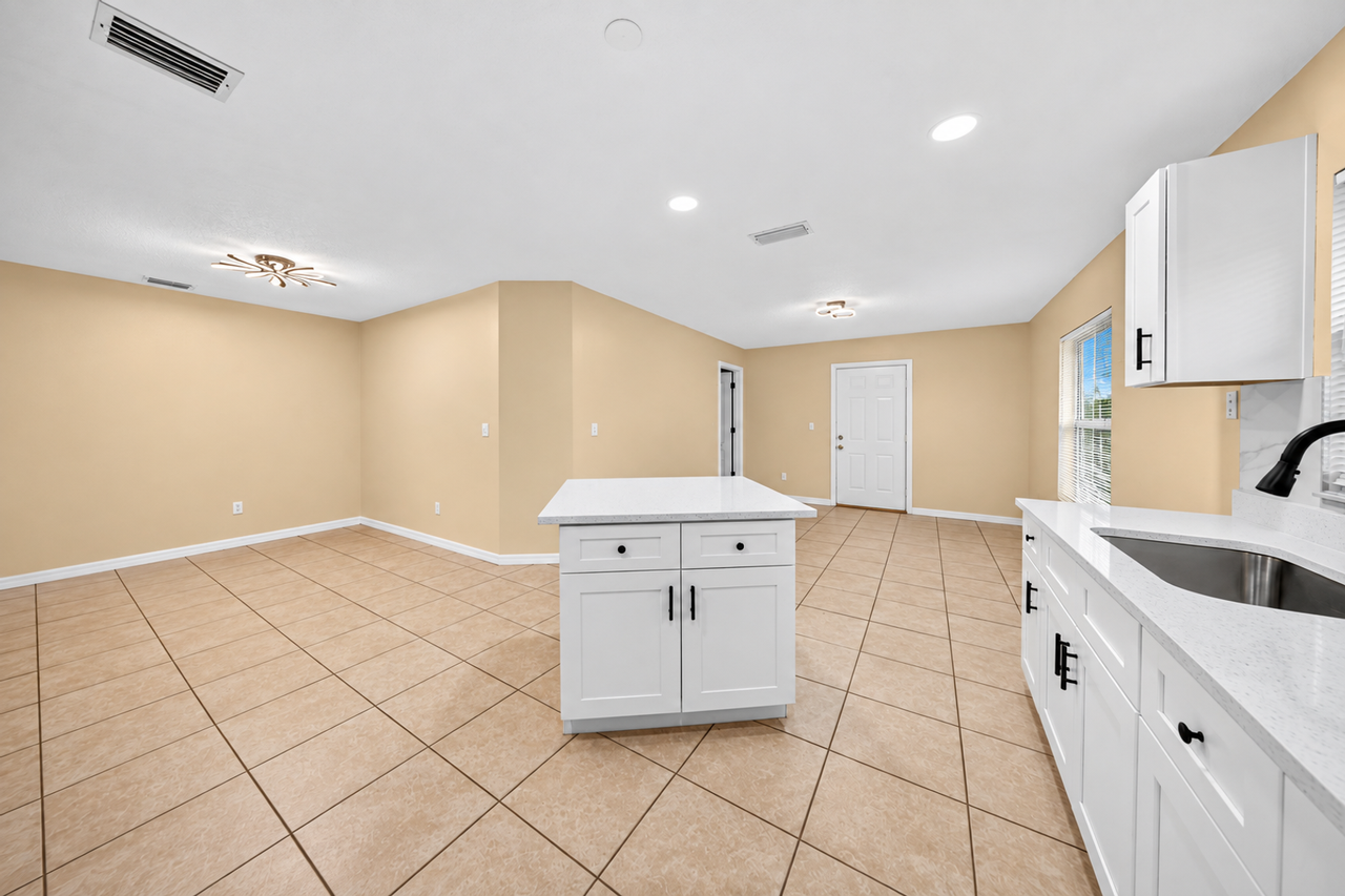 1121 Jarecki Ave - Photo 6 of 28