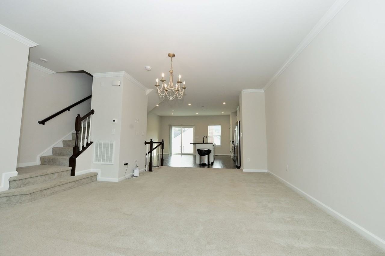 1093 Fleming Dr - Photo 5 of 23