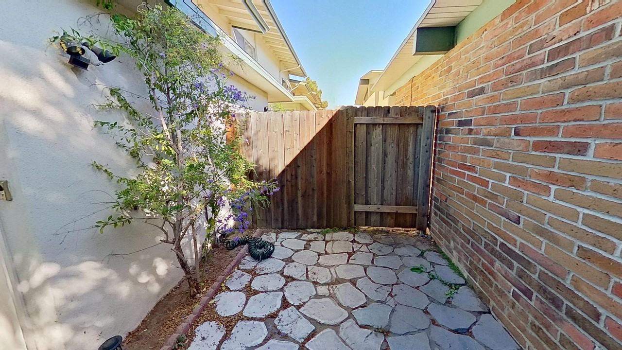5020 Birchwood Rd - Photo 5 of 42