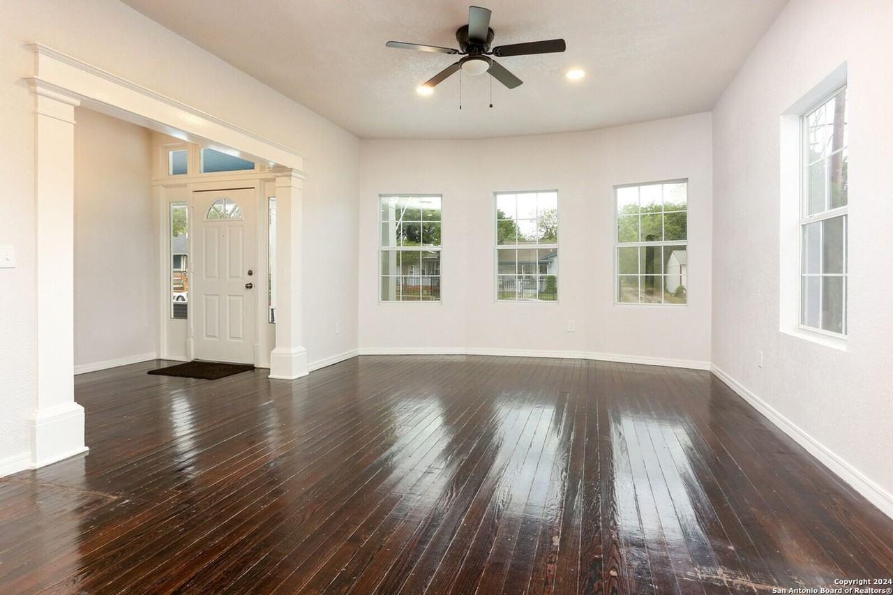618 Saint James - Photo 4 of 23