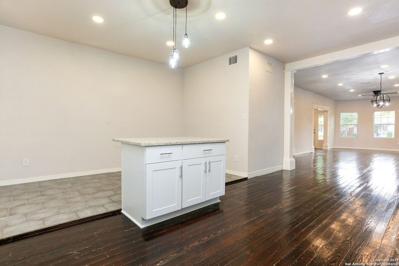 618 Saint James - Photo 5 of 23