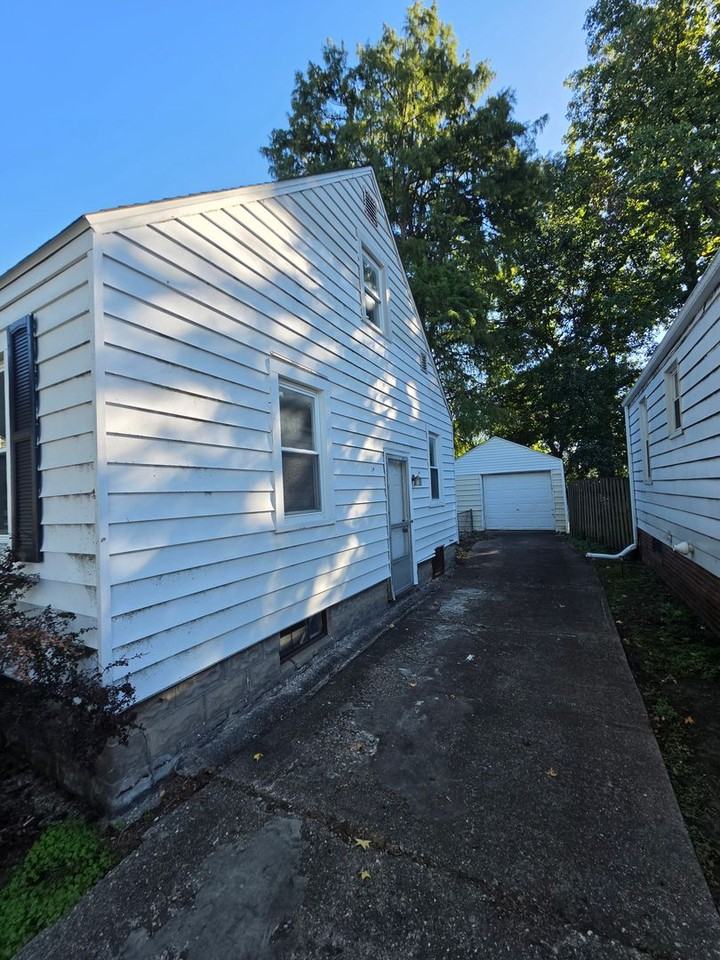 2642 S 7th St - Photo 3 of 15