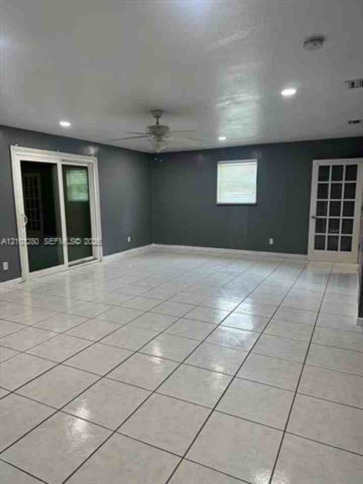 6852 Sw 10th Ct #6852 - Photo 4 of 7
