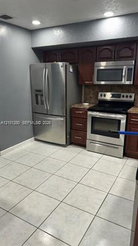 6852 Sw 10th Ct #6852 - Photo 5 of 7