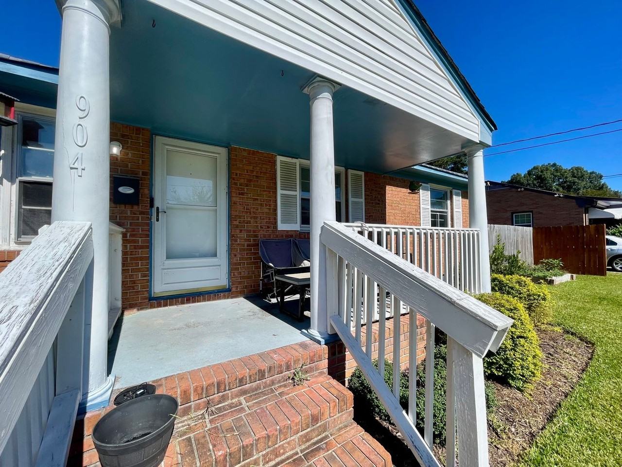 904 Robinson Rd - Photo 2 of 15