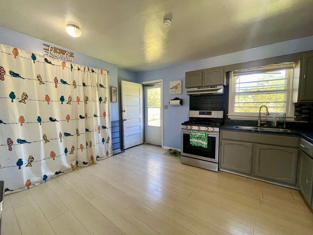 904 Robinson Rd - Photo 5 of 15