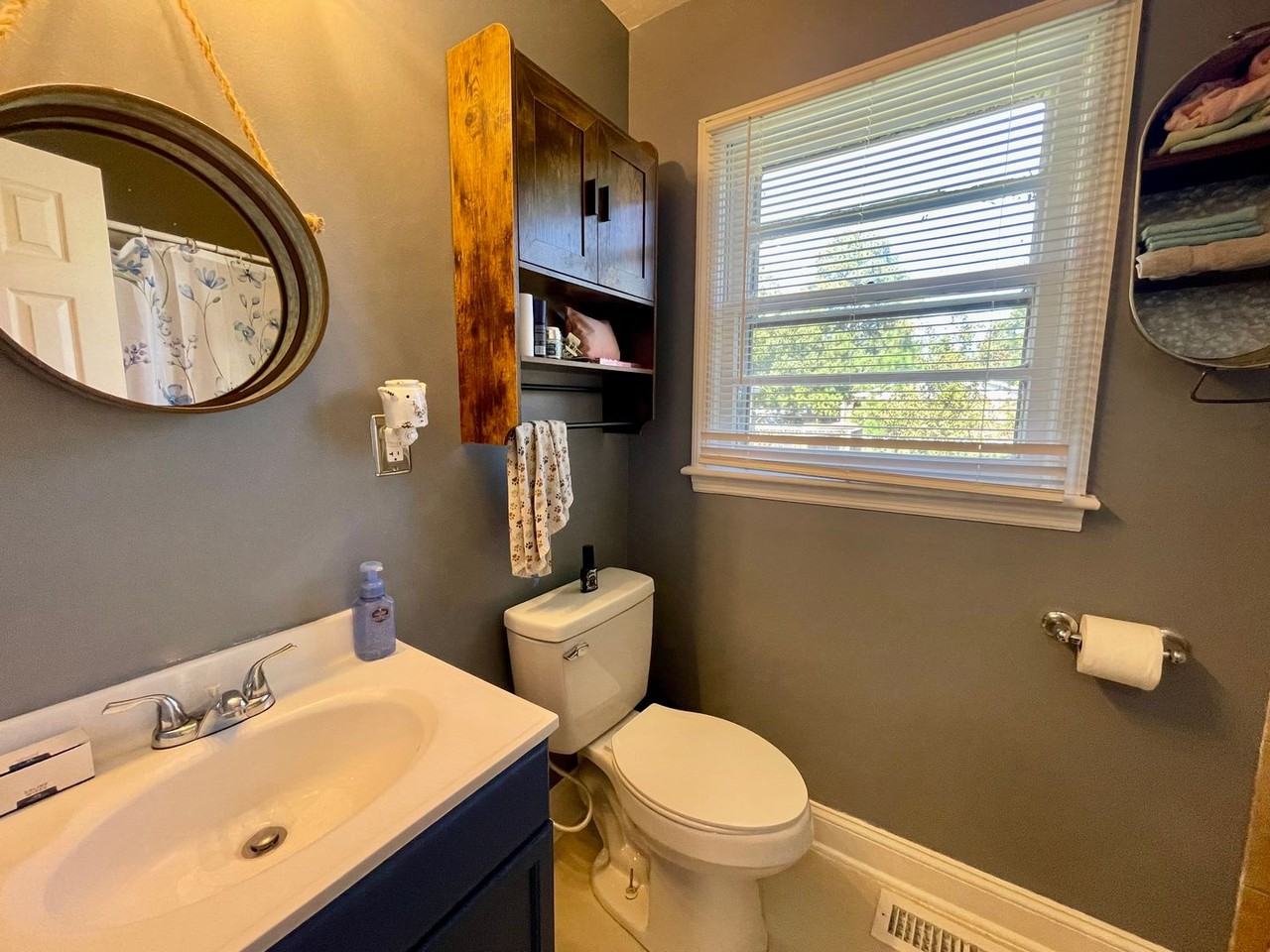 904 Robinson Rd - Photo 7 of 15