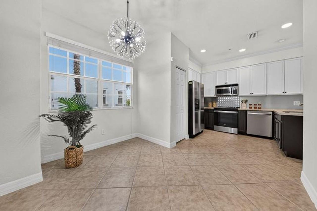290 Ne 5th Ave - Photo 3 of 13
