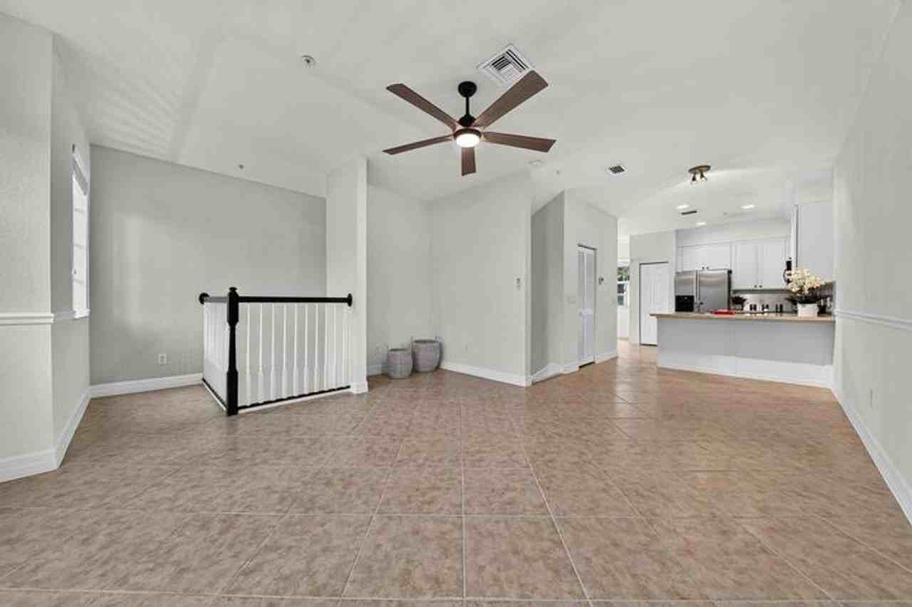 290 Ne 5th Ave - Photo 4 of 13