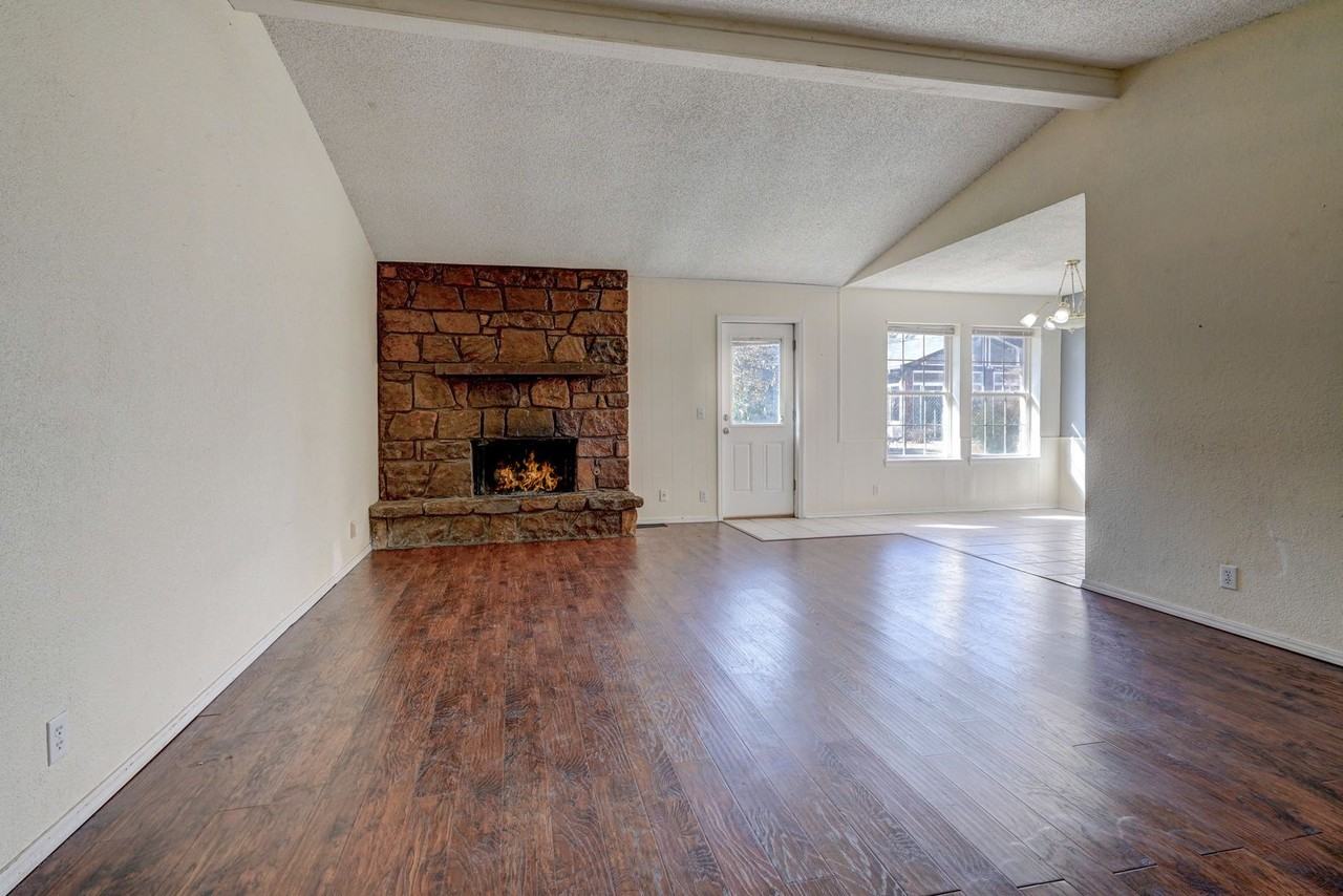 3206 3206 S 148th Pl - Photo 2 of 10