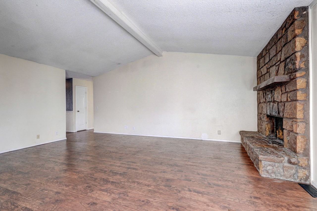 3206 3206 S 148th Pl - Photo 3 of 10