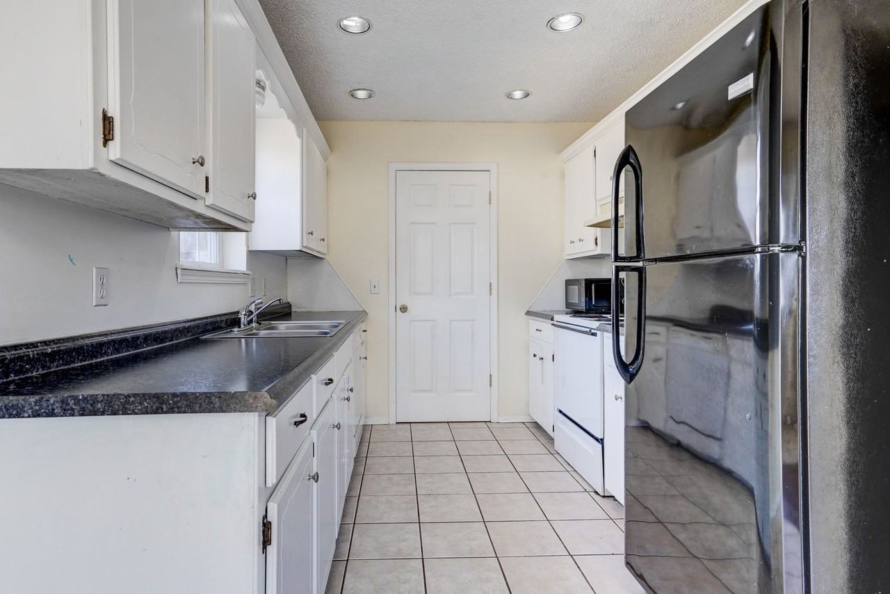 3206 3206 S 148th Pl - Photo 5 of 10