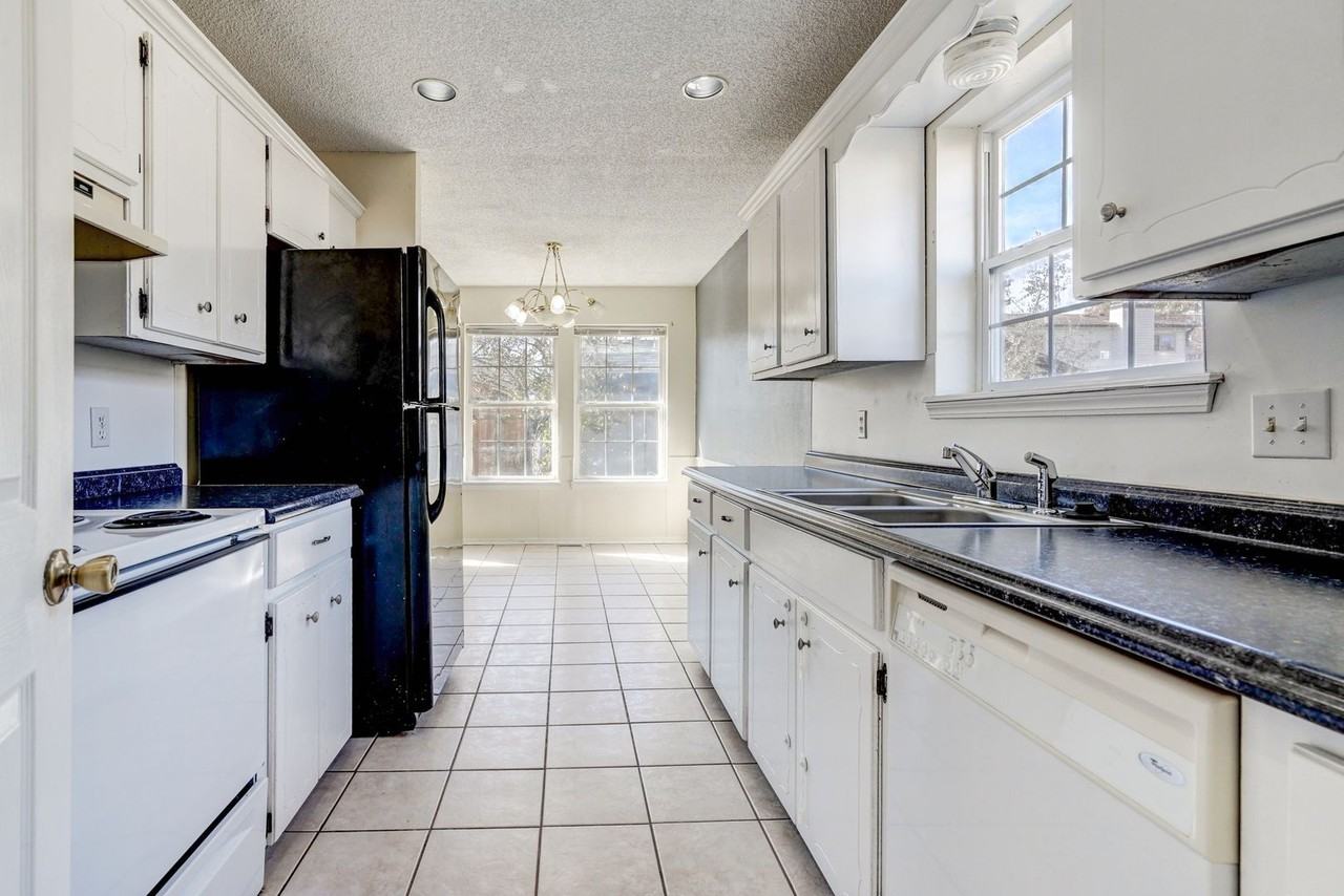 3206 3206 S 148th Pl - Photo 7 of 10