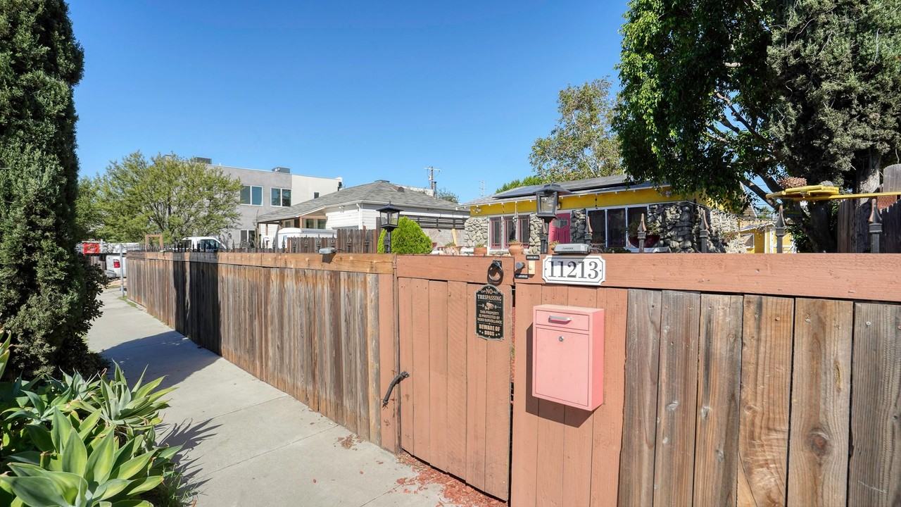 11213 Tiara St - Photo 7 of 44