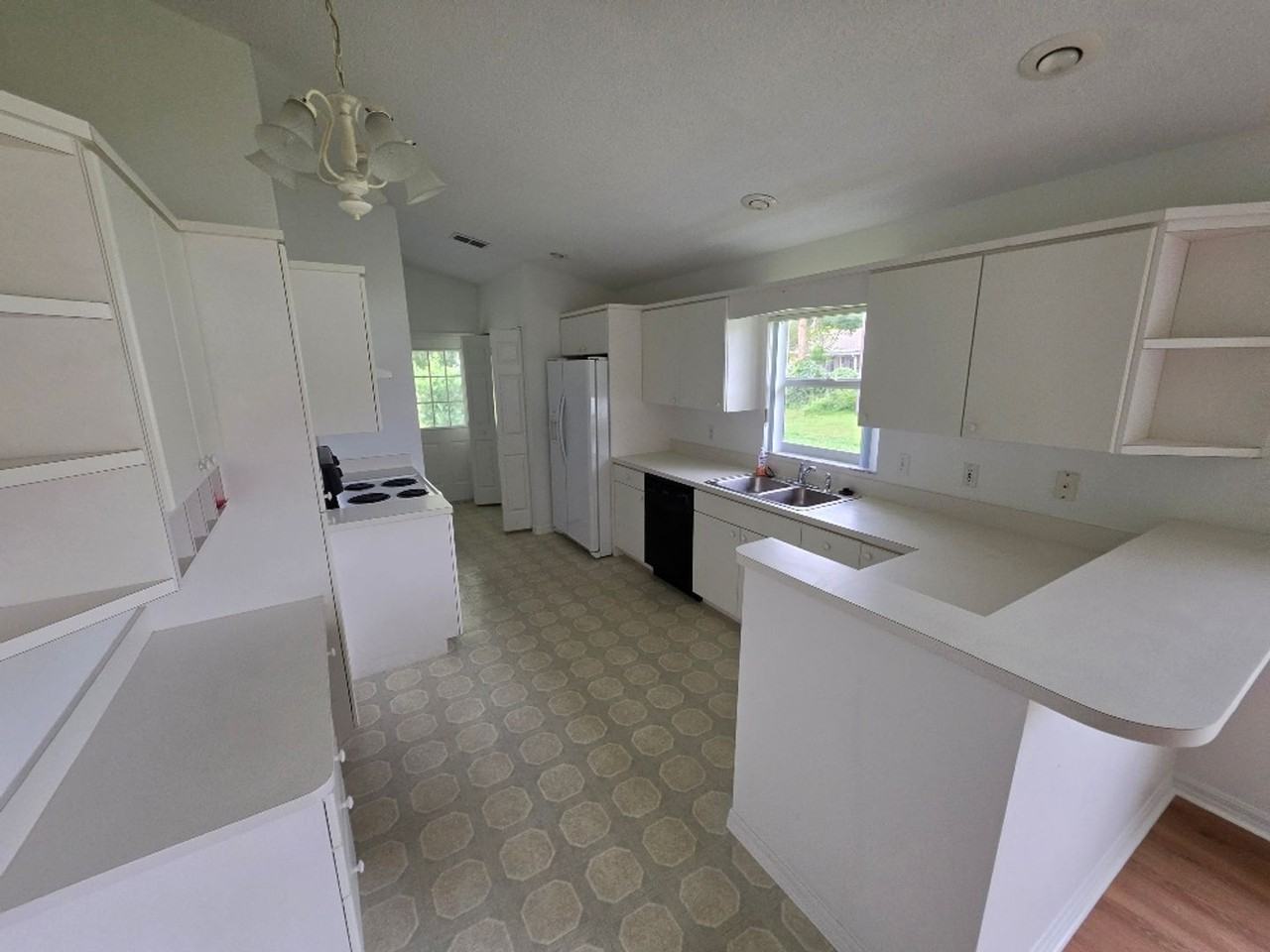 1426 Queen Palm Dr - Photo 3 of 22