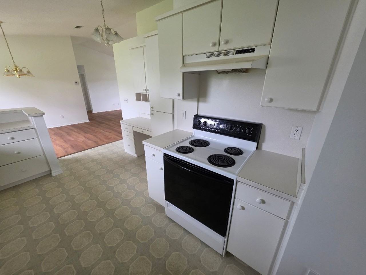 1426 Queen Palm Dr - Photo 4 of 22