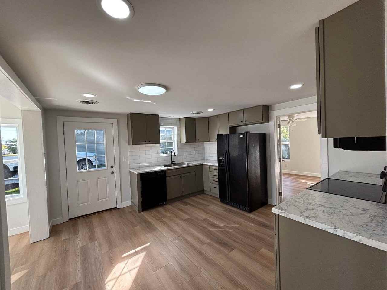 213 Parker Ln - Photo 3 of 12