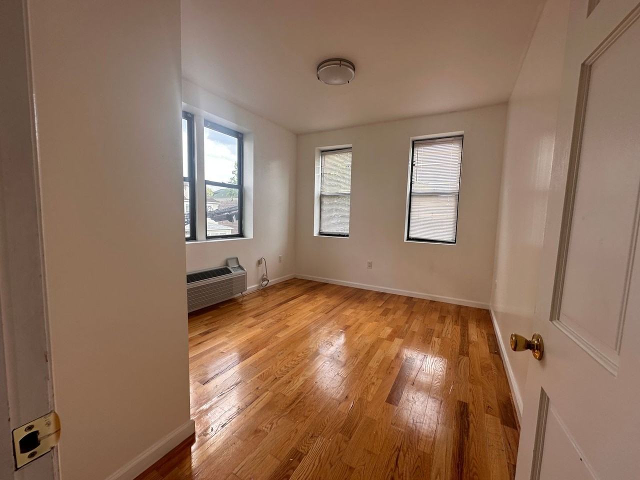 1755 Hobart Ave - Photo 4 of 6