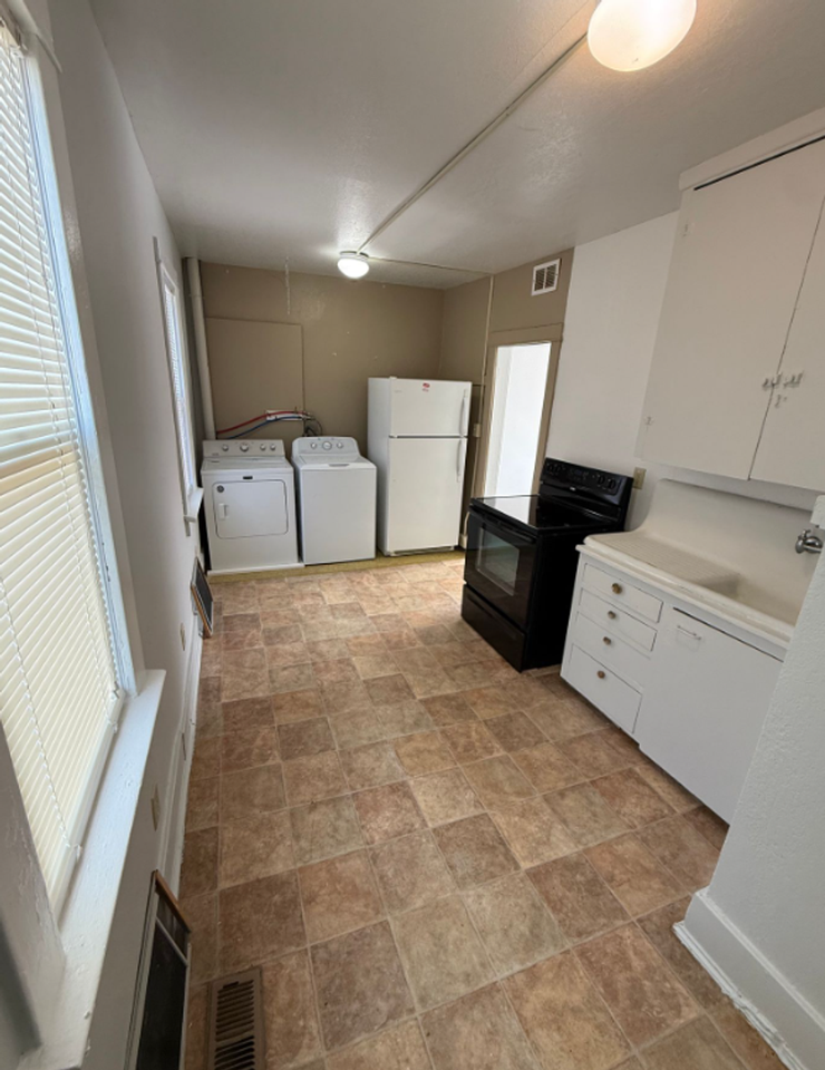 1232 S Poplar St #2 - Photo 4 of 11