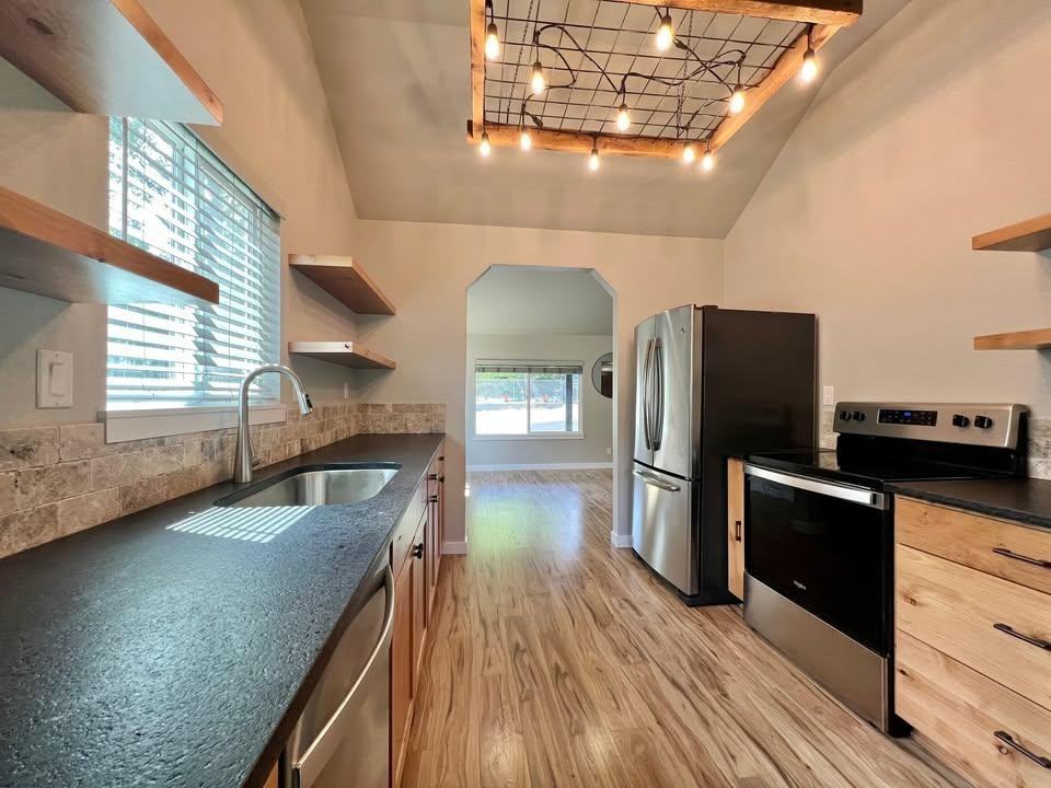 1883 Sw Allen Creek Rd - Photo 5 of 18
