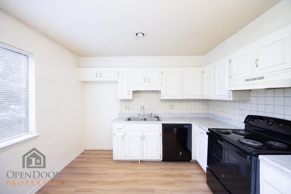300 N 70th Ter - Photo 2 of 18