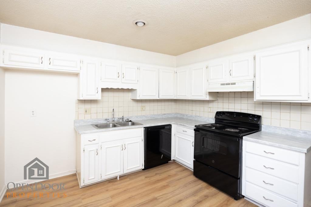 300 N 70th Ter - Photo 3 of 18