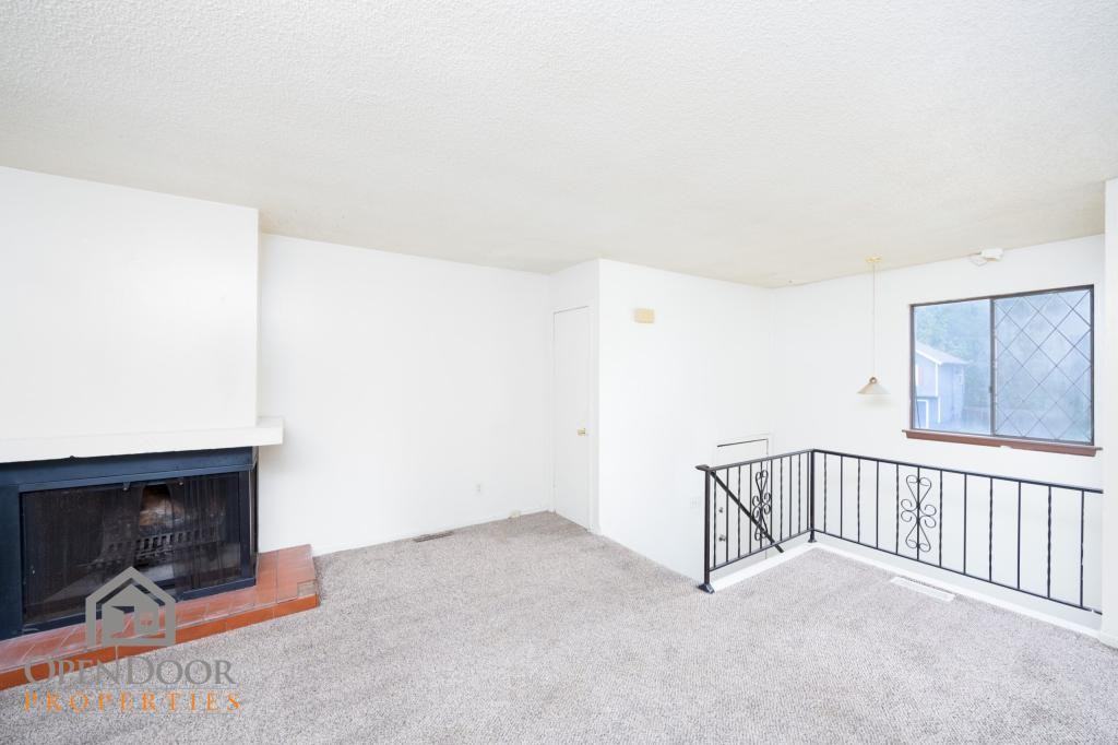 300 N 70th Ter - Photo 4 of 18