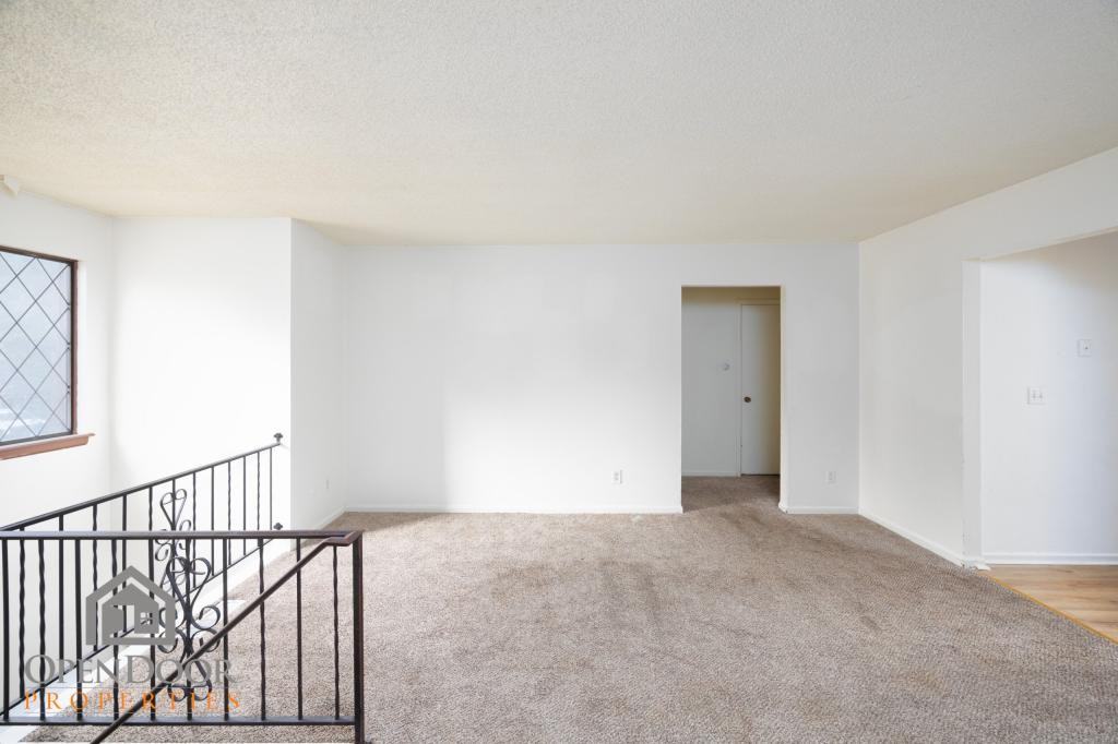 300 N 70th Ter - Photo 5 of 18