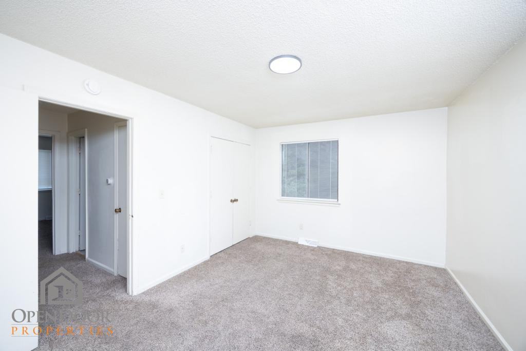 300 N 70th Ter - Photo 7 of 18