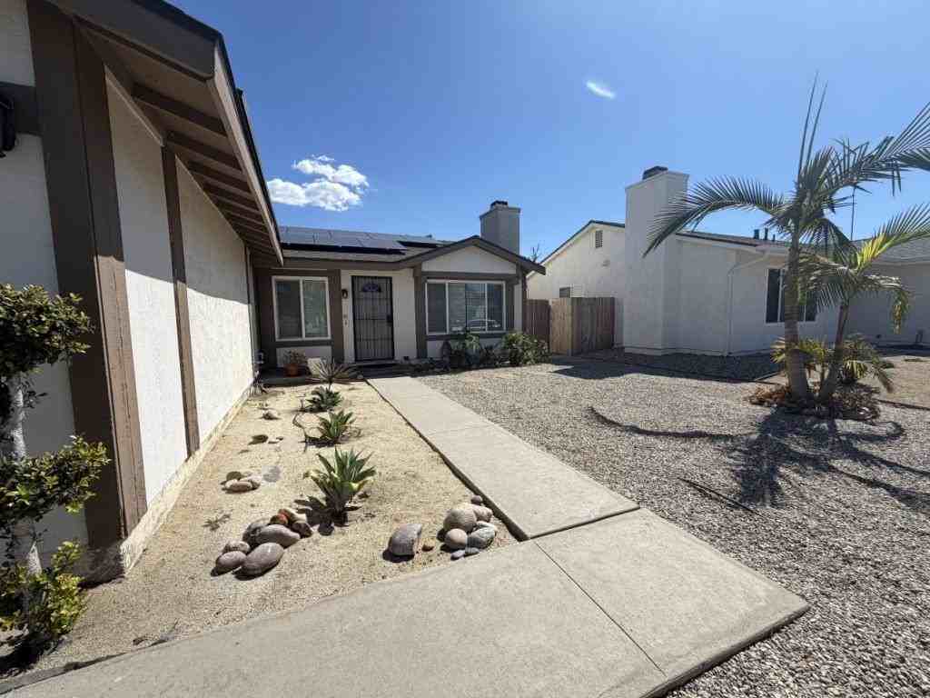 9933 Parkdale Ave - Photo 3 of 15
