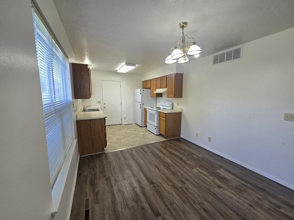 698 Quincy St - Photo 4 of 21