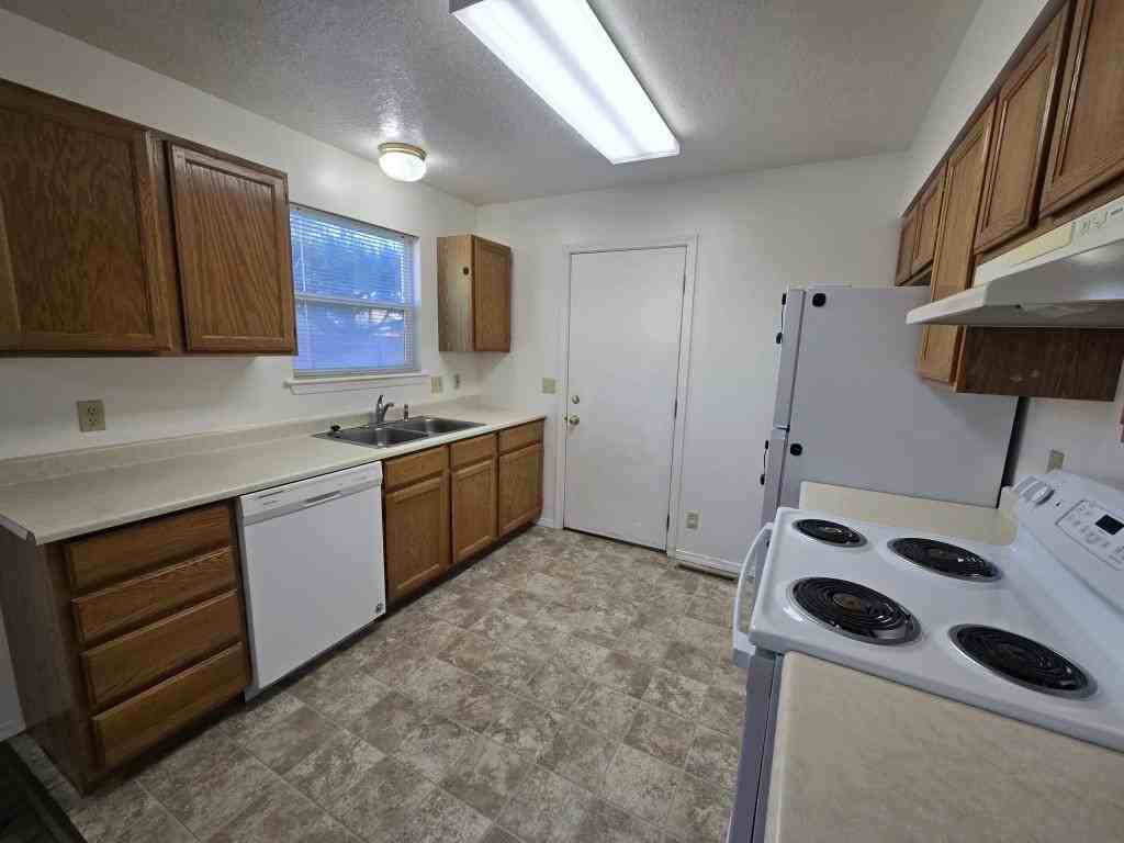 698 Quincy St - Photo 5 of 21
