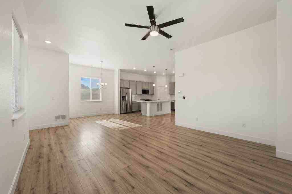 5093 Mckinnon Ct - Photo 4 of 23