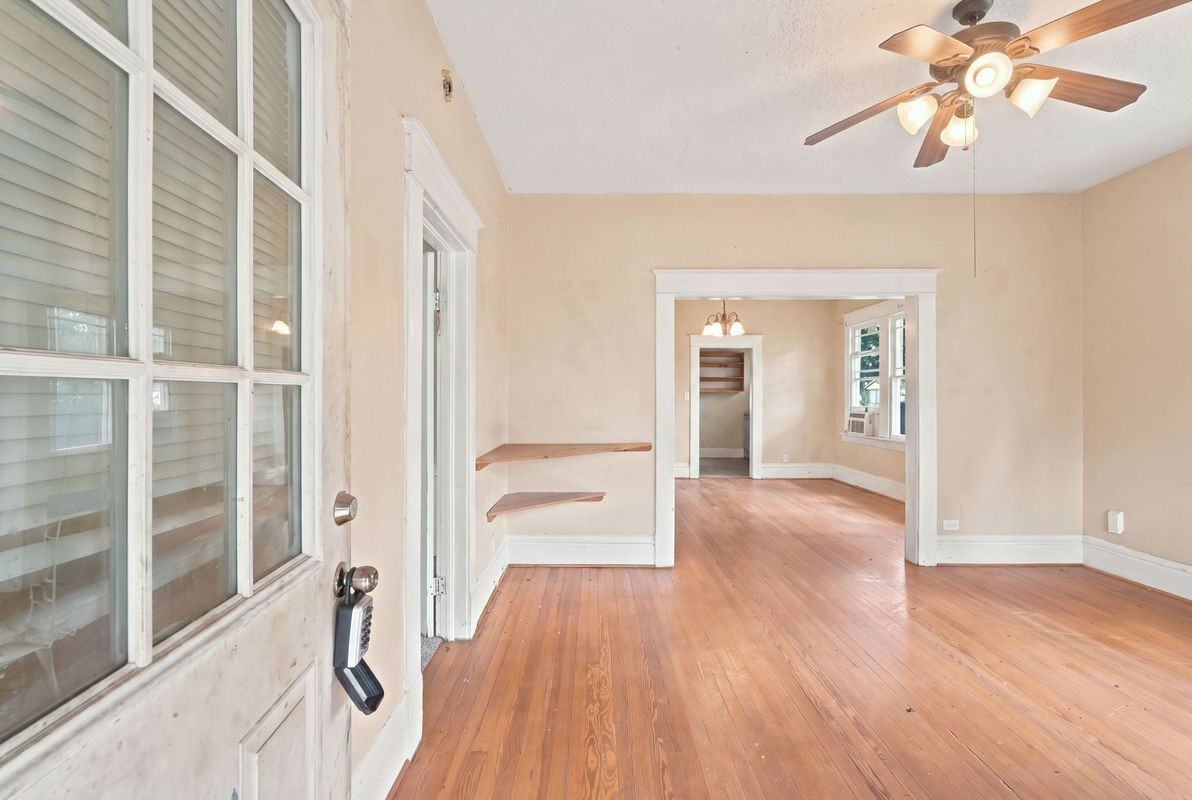 105 League St - Photo 2 of 3