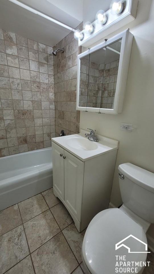 1039 College Ave #3W - Photo 5 of 11