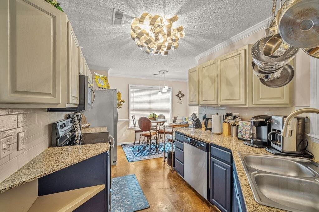 1310 Lark Ln - Photo 5 of 42