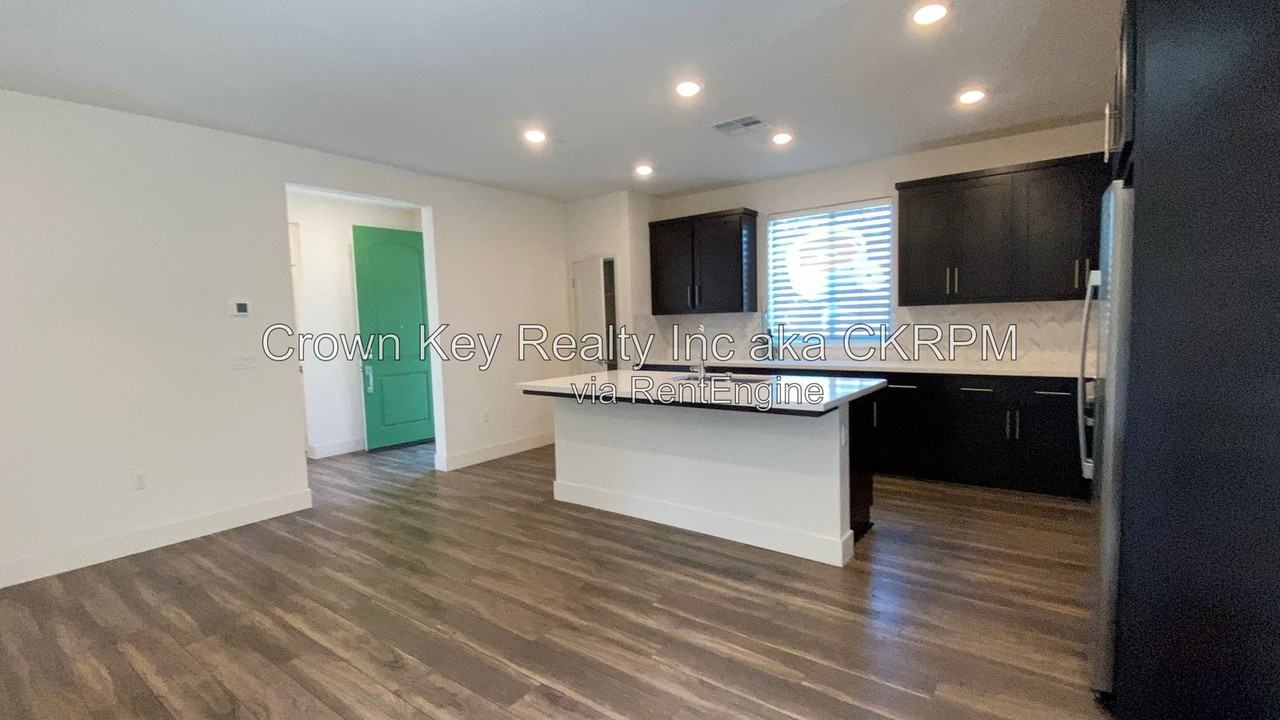 7236 Diamond Ave - Photo 3 of 20