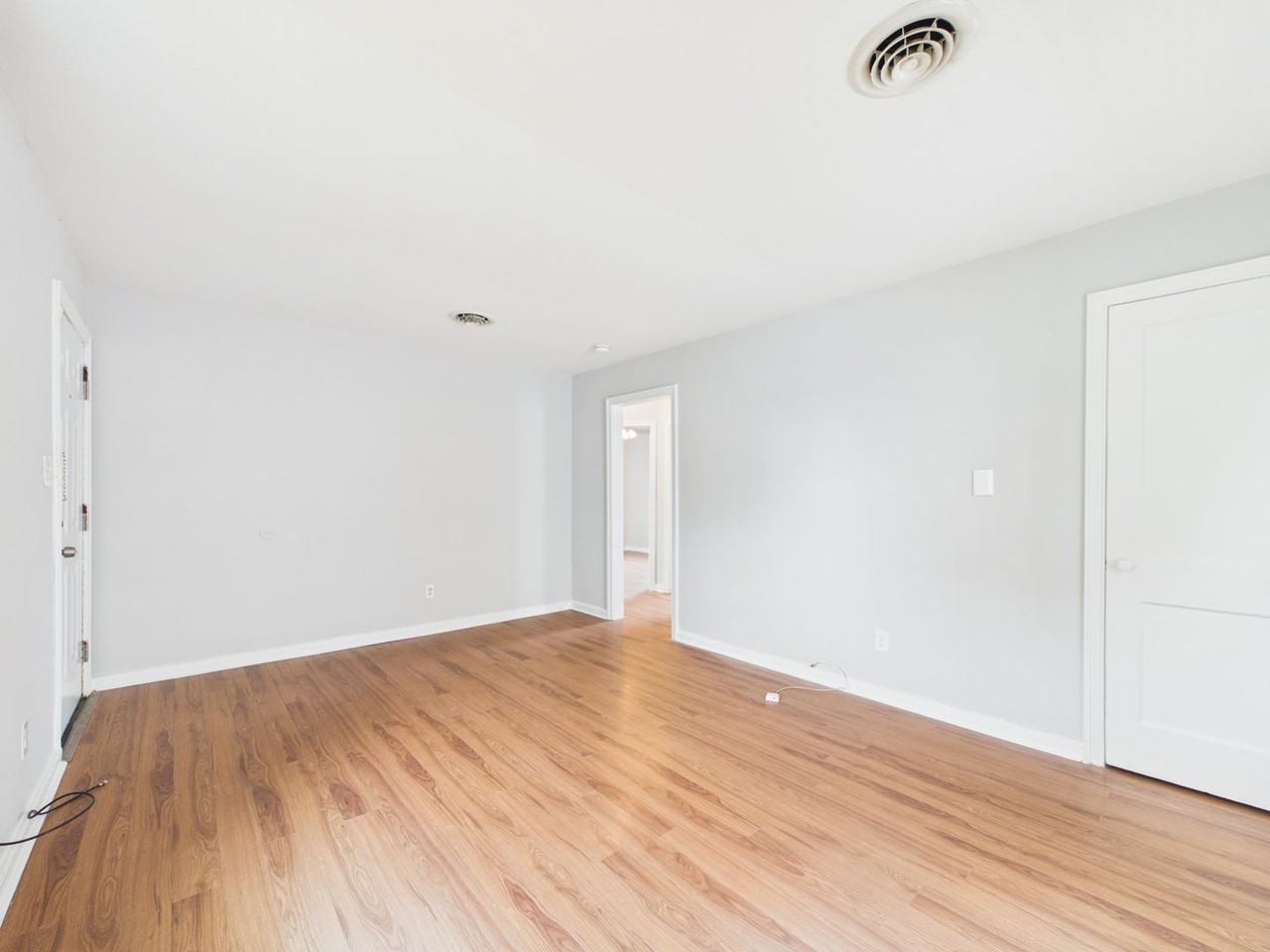 1125 E 15th St - Photo 3 of 28