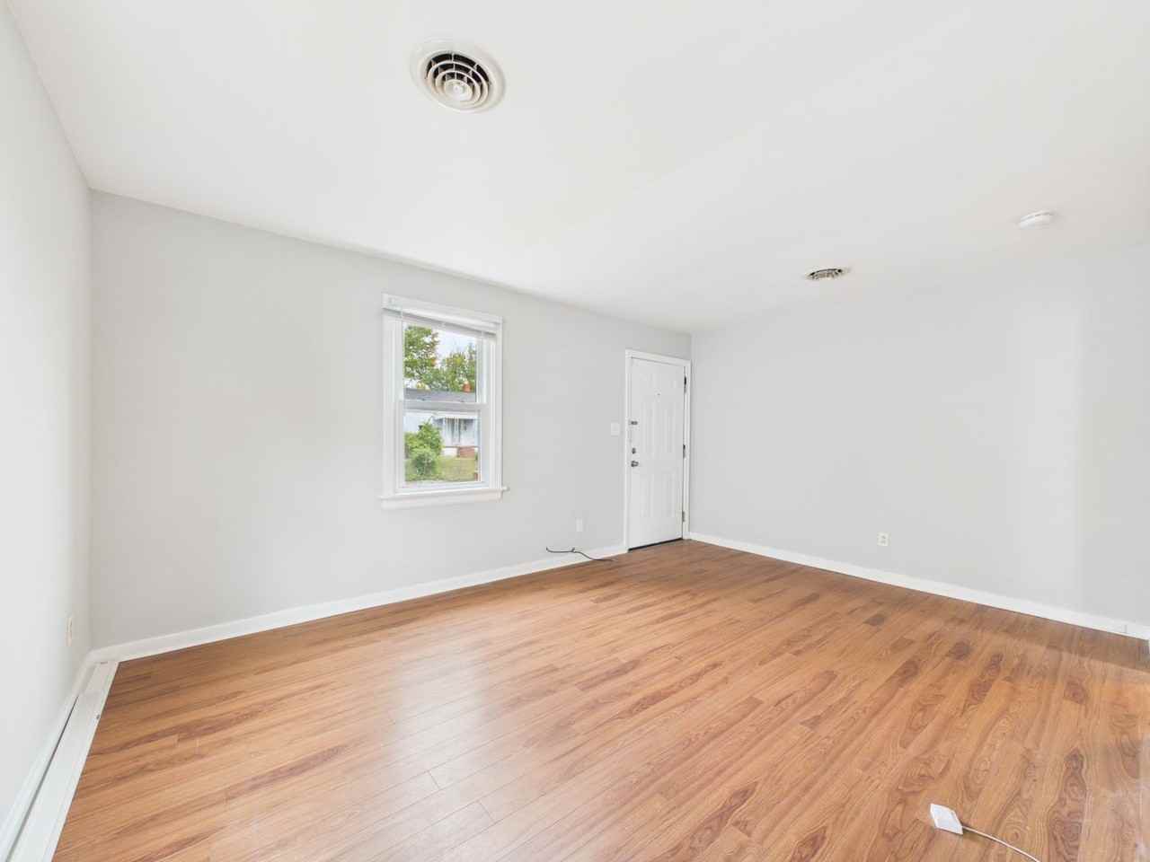 1125 E 15th St - Photo 4 of 28