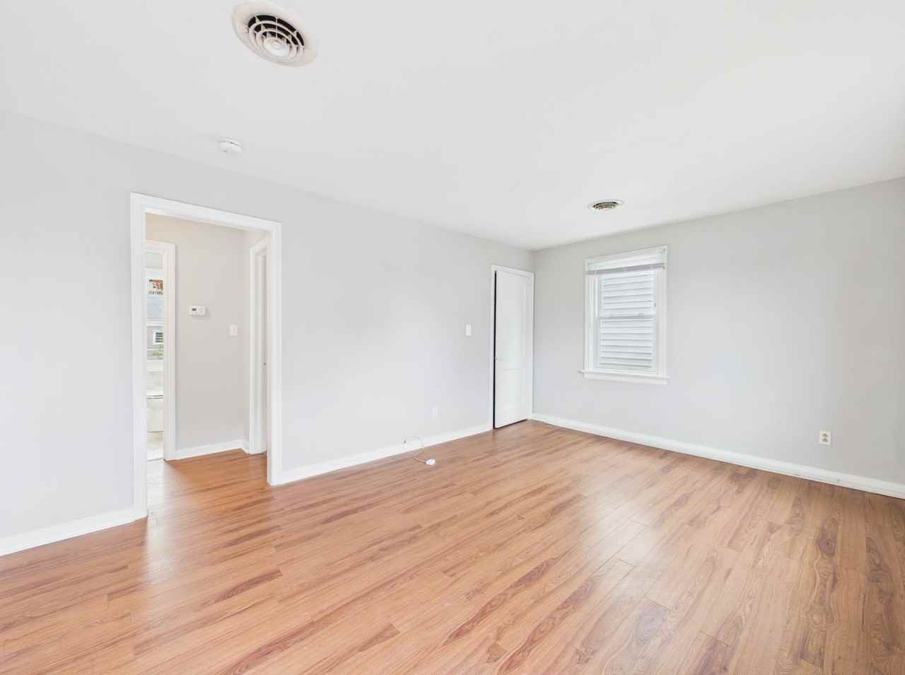 1125 E 15th St - Photo 5 of 28