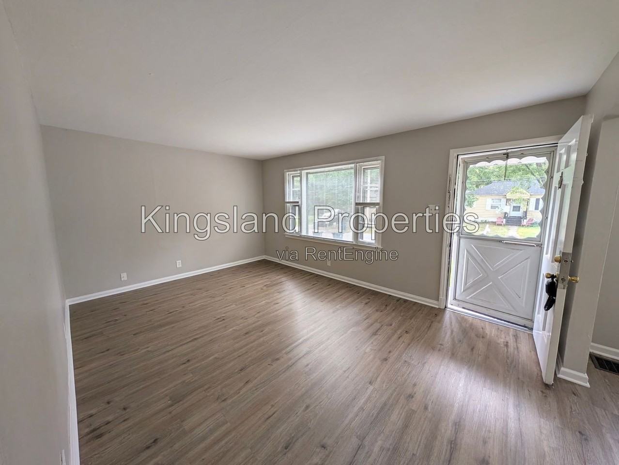 10128 Cloverdale Dr - Photo 4 of 22